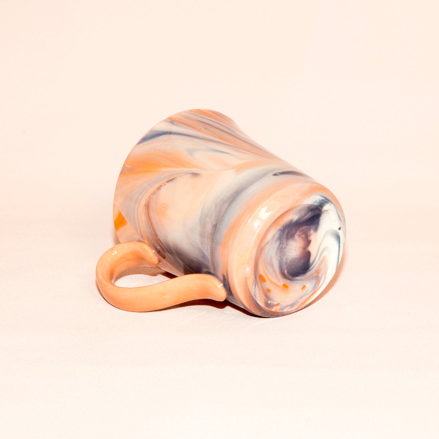 Marbled office mug, deep blue/orange 2