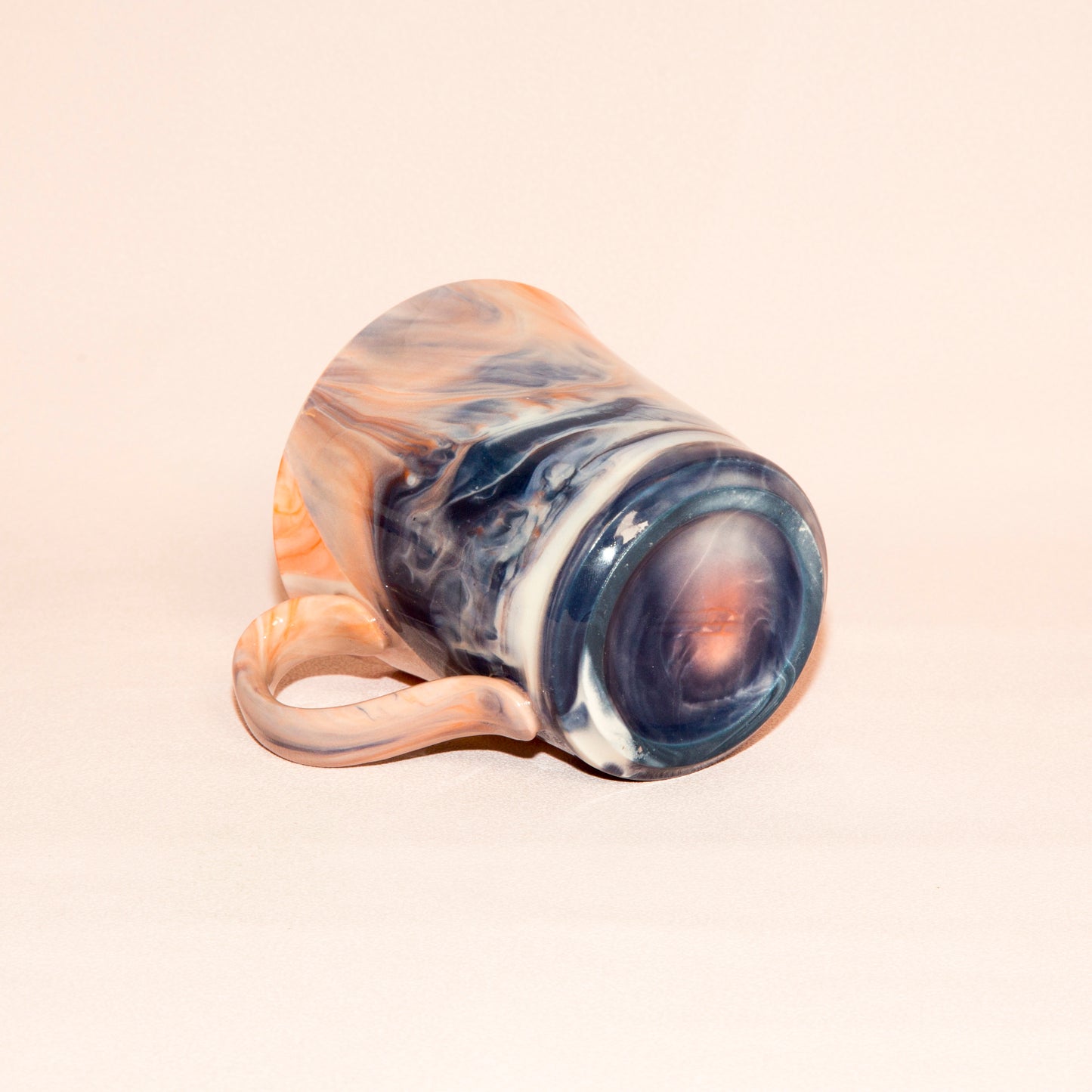 Marbled office mug, deep blue/orange 1